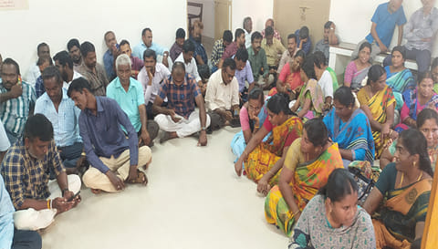அலுவலகத்தில் உள்ளிருப்பு போராட்டத்தில் ஈடுபட்ட கிராம நிர்வாக அதிகாரிகள்.