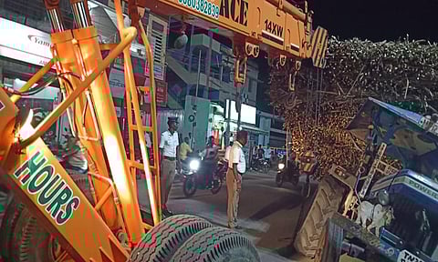 சக்கரம் கழன்று ஓடிய  டிராக்டரை    பொக்லைன் எந்திரம் மூலம்   போலீசார் அப்புறப்படுத்தினர்.