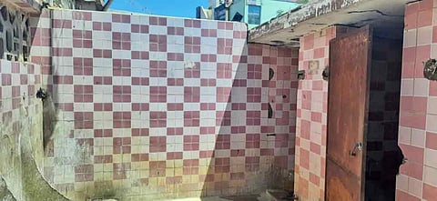 சேதமடைந்து காணப்படும் கழிப்பறைகள்.