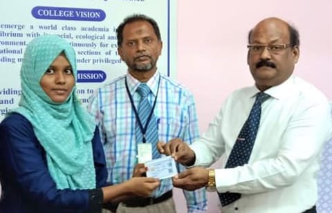 மாணவ-மாணவிகளுக்கு ஓட்டுநர் உரிமம்