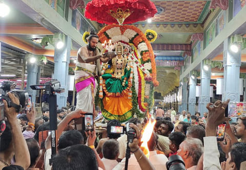 குலசேகரன்பட்டினத்தில் நேற்று இரவு பார்வதி திருக்கோலத்தில் அம்மன் பவனி வந்த காட்சி