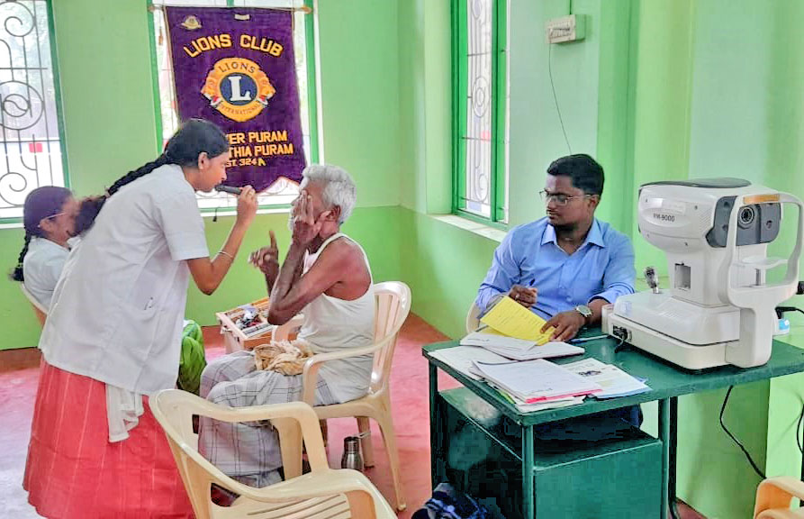 கண் பரிசோதனை முகாம் நடைபெற்ற காட்சி.