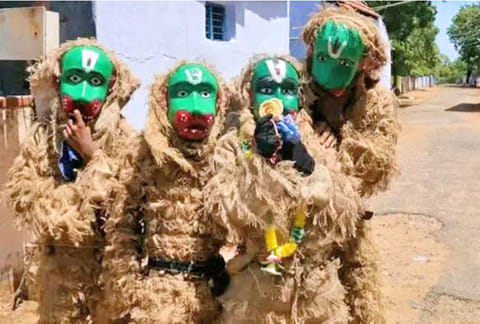 வேடம் அணிந்து காணிக்கை வசூலிக்கும் பக்தர்கள்.