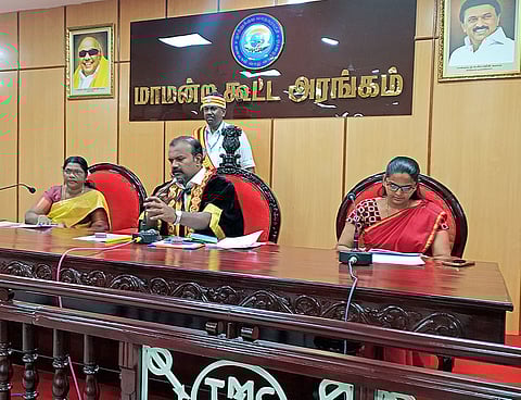 கூட்டத்தில் மேயர் ஜெகன் பெரியசாமி பேசிய காட்சி.