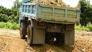 கூழாங்கற்கள் கடத்திய லாரி பறிமுதல்