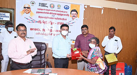 ஆரோக்கிய திட்டத்தின் கீழ் பயன்பெற்ற பயனாளிகளுக்கு  மாவட்ட கலெக்டர் ஷ்ரவன் குமார் பரிசு வழங்கினார்.&nbsp;