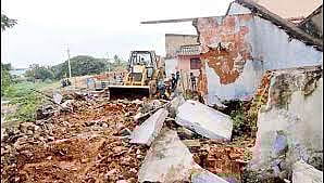 ஒகளூர் கிராமத்தில் 5 ஆக்கிரமிப்பு வீடுகள் அகற்றம்.