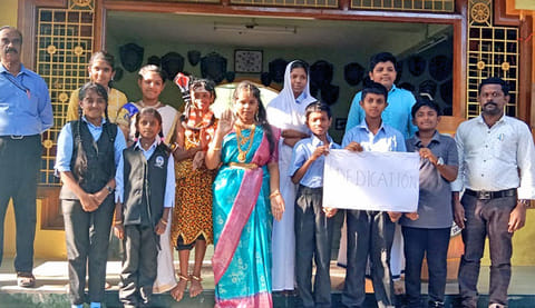 பல்வேறு வேடங்களஅணிந்து வந்திருந்த மாணவ-மாணவிகளை படத்தில் காணலாம்.