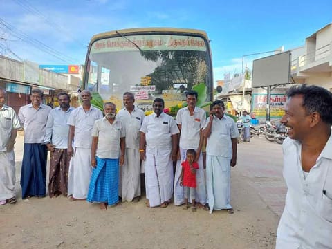 புதியம்புத்தூரில் இருந்து தூத்துக்குடிக்கு புதிய பஸ் இயக்கும் நிகழ்ச்சி நடந்தபோது எடுத்தபடம்.