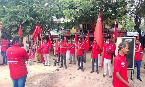 மக்கள் ஜனநாயக இளைஞர் கழகம் சார்பில் தடையை மீறி ஆர்ப்பாட்டத்திற்கு வந்திருந்தவர்களை படத்தில் காணலாம்.