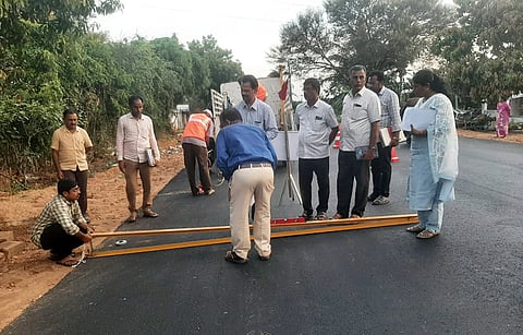 சாலைகள் அகலப்படுத்தப்படுத்தும் பணி