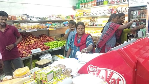 நகராட்சி பகுதியில் ஆய்வு செய்த அதிகாரிகள்.