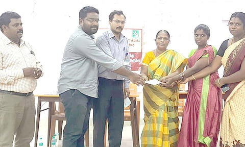 மகளிர் சுயஉதவி குழுக்களுக்கு கடனுதவி வழங்கப்பட்டது.