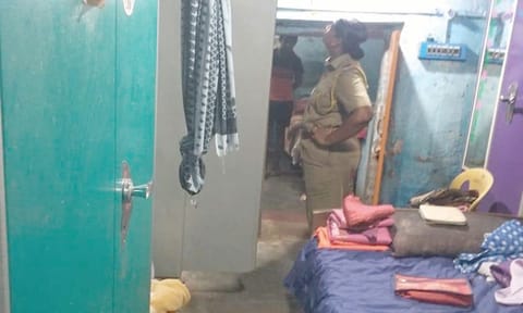 சம்பவம் நடந்த வீட்டில் போலீசார் விசாரணை.