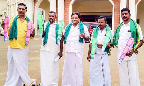 தெர்மாகோல் பேனாவுடன் மனு கொடுக்க வந்த விவசாய சங்கத்தினர்.