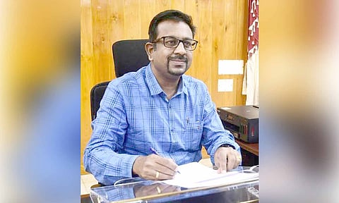 கலெக்டர் தினேஷ் பொன்ராஜ் ஆலிவர்