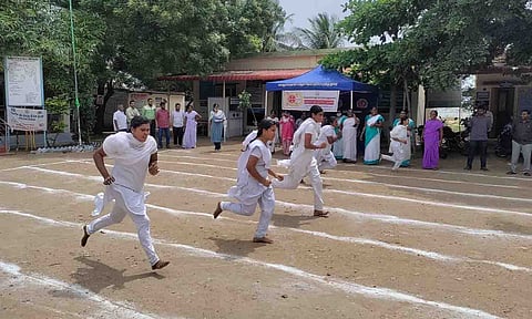 செவிலியர்கள் ஓட்டப்பந்தயம் போட்டியில் பங்கேற்ற காட்சி.