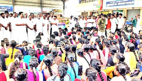 போராட்டத்தில் முன்னாள் அமைச்சர் இரா.காமராஜ் எம்.எல்.ஏ கலந்து கொண்டு பேசினார்.