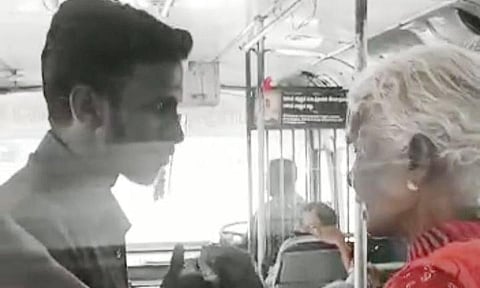 பஸ்சில் ஓசி பயணம் மேற்கொள்ள மாட்டேன் என கூறி கண்டக்டருடன் வாக்குவாதம் செய்த மூதாட்டி