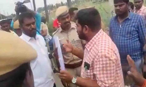 பல்லடம் போலீசார் இருதரப்பிடம் பேச்சுவார்த்தை நடத்திய காட்சி.