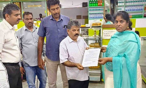 கடைகளுக்கு எச்சரிக்கை நோட்டீஸ் வழங்கப்பட்ட காட்சி.