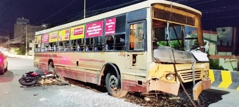 மோட்டார் சைக்கிள்- பஸ் மோதியதில் வாலிபர் படுகாயம்