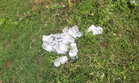 வேலூர் கொணவட்டம் சாலையோரம் சிதறி கிடந்த 500 ரூபாய் நோட்டுகளை போலீசார் சேகரித்த காட்சி.