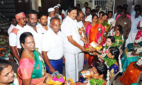 ராணிப்பேட்டையில் ஒருங்கிணைந்த குழந்தை வளர்ச்சி பணிகள் திட்டத்தின் சார்பில் சமுதாய வளைகாப்பு விழாவில் அமைச்சர் காந்தி சீர்வரிசை பொருட்களை வழங்கிய போது எடுத்த படம்.