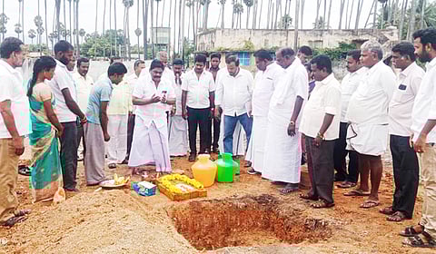மின்சார தகன மேடை அமைக்க பூமி பூஜை செய்த காட்சி.