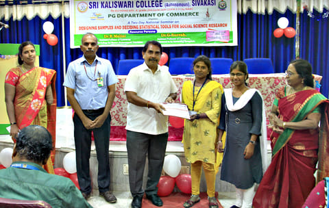 கருத்தரங்கில் பங்கேற்ற மாணவ- மாணவிகளுக்கு காளீஸ்வரி குழும இயக்குநர் சண்முகராஜ் சான்றிதழ்கள் வழங்கினார்.
