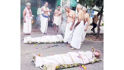 பட்டுக்கோட்டையில் ஒரே நேரத்தில் உயிரிழந்த தாய் மற்றும் மகன் உடல்கள்.