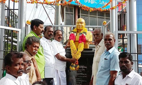 வெட்டூர்ணிமடத்தில் காமராஜர் சிலைக்கு மாலை அணிவிப்பு