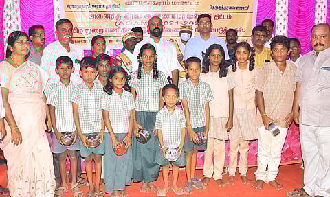 அண்ணா மறுமலர்ச்சி திட்டத்தின் கீழ் விளையாட்டு போட்டிகளில் வெற்றி பெற்ற மாணவ-மாணவிகளுக்கு கலெக்டர் ஜானிடாம் வர்கீஸ் பரிசு வழங்கினார். அருகில் கூடுதல் கலெக்டர் பிரவீன்குமார் உள்ளார்.