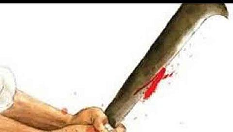 குடிக்க பணம்தர மறுத்த தந்தைக்கு அரிவாள்வெட்டு