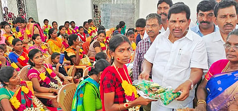 வளைகாப்பு சீர்வரிசை பொருட்களை அமைச்சர் அனிதா ராதாகிருஷ்ணன் வழங்கிய காட்சி.
