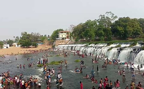 கொடிவேரி தடுப்பணையில் குவிந்த  சுற்றுலா பயணிகள்