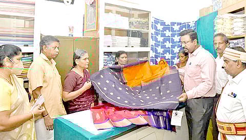 தஞ்சாவூர் காதிகிராப்ட்டில் கதர் சிறப்பு விற்பனையை கலெக்டர் தினேஷ்பொன்ராஜ் ஆலிவர் தொடங்கி வைத்தார்.