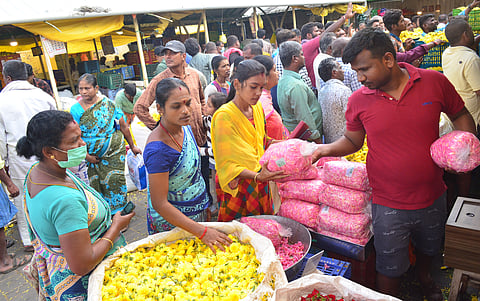 கோவையில் ஆயுத பூஜையையொட்டி பூக்கள் விலை உயர்வு
