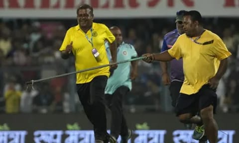 பாம்பை பிடித்துச் சென்ற ஊழியர்கள் 
