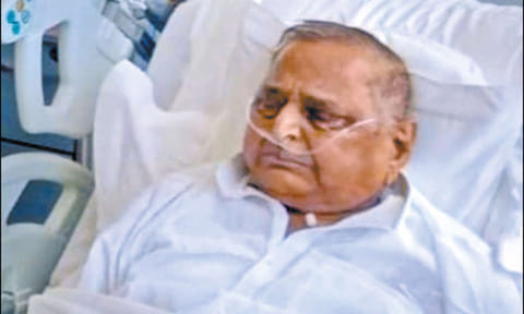 ஆஸ்பத்திரியில் முலாயம்சிங் யாதவ் சிகிச்சை பெற்ற காட்சி.