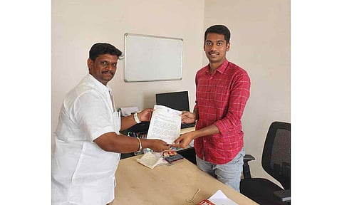 தேங்காய்திட்டு சுடுகாட்டில் மின்தகன மேடை திட்டத்தை ஸ்மார்ட் சிட்டி திட்ட நிறுவனமே நேரடியாக செயல்படுத்த வலியுறுத்தி, திட்ட இணை செயல் அதிகாரியிடம் சம்பத் எம்.எல்.ஏ. மனு அளித்த காட்சி.