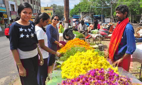 வடசேரி பகுதியில் ஆயுத பூஜையை ஒட்டி பூக்கள் வாங்க ஆர்வம் காட்டிய பெண்களை காணலாம்.