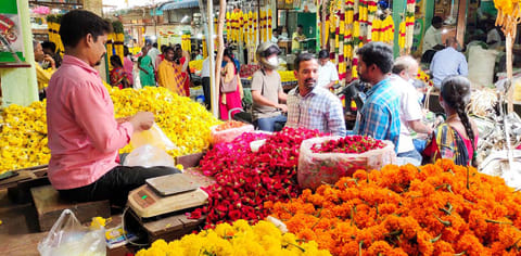 ஆயுதபூஜையையொட்டி திருப்பாதிரிபுலியூர் பூ மார்க்கெட்டில் பூக்கள் விலை இன்று உயர்ந்தது.