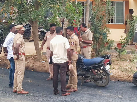கடலூர் முதுநகர் மீன்வளத்துறை உதவி இயக்குநர் அலுவலகத்தில் போலீஸ் பாதுகாப்பு பணியில் ஈடுபட்டுள்ளதை படத்தில் காணலாம்.