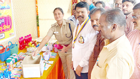 முதல் விற்பனையை பாபநாசம் துணை போலீஸ் சூப்பிரண்டு பூரணி தொடங்கி வைத்தார்.