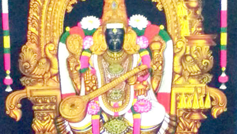 வெண்ணிற ஆடையில் சரஸ்வதி அம்மன்.