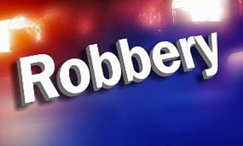 கொள்ளையர்கள் நகை பறித்ததில் மோட்டார் சைக்கிளில் இருந்து விழுந்து பெண் படுகாயம்