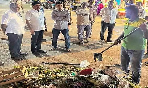 இரவோடு இரவாக குப்பைகளை அகற்றும் பணியை மேயர் தினேஷ் குமார் ஆய்வு செய்த காட்சி 
