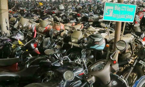 வாகனங்கள் நிரம்பி வழிவதை படத்தில் காணலாம்