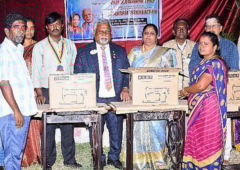 விழாவில் பயனாளி ஒருவருக்கு தையல் எந்திரம் வழங்கப்பட்ட போது எடுத்த படம்.